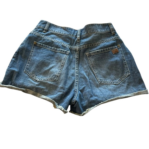 Roxy women's size 27 raw hem denim shorts - Picture 2 of 3